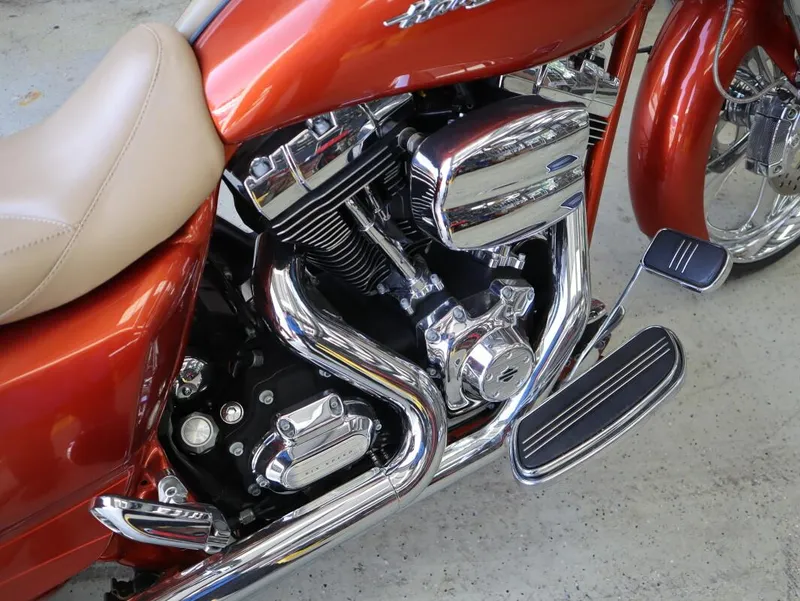 Slide: The Image of Harley-Davidson Road Glide Custom 2011 - 8