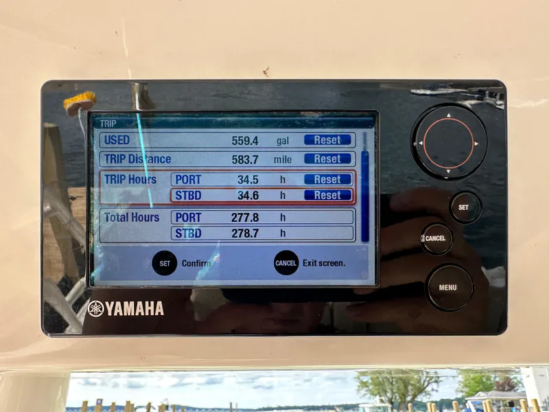Slide: The Image of Yamaha boat display showing trip and total hours for Pursuit ST 310 Sport, 2015 model. - 17