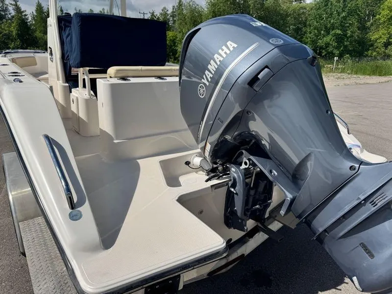 Slide: The Image of Pursuit C 238 Center Console 2017 - 4