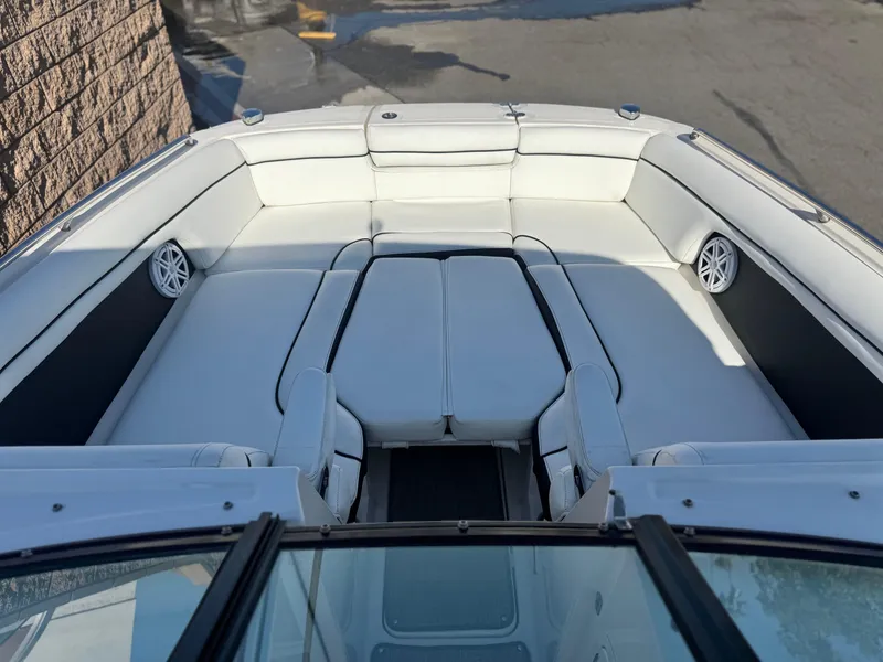 Slide: The Image of 2015 Sea Ray 270 SDX boat with spacious white seating area. - 15