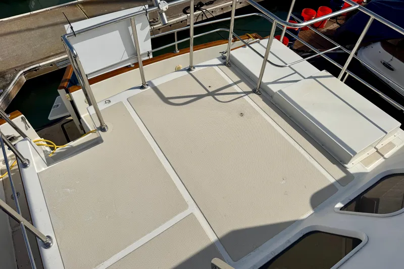 Slide: The Image of 2003 President Performance Trawler deck with railing and storage compartments. - 17