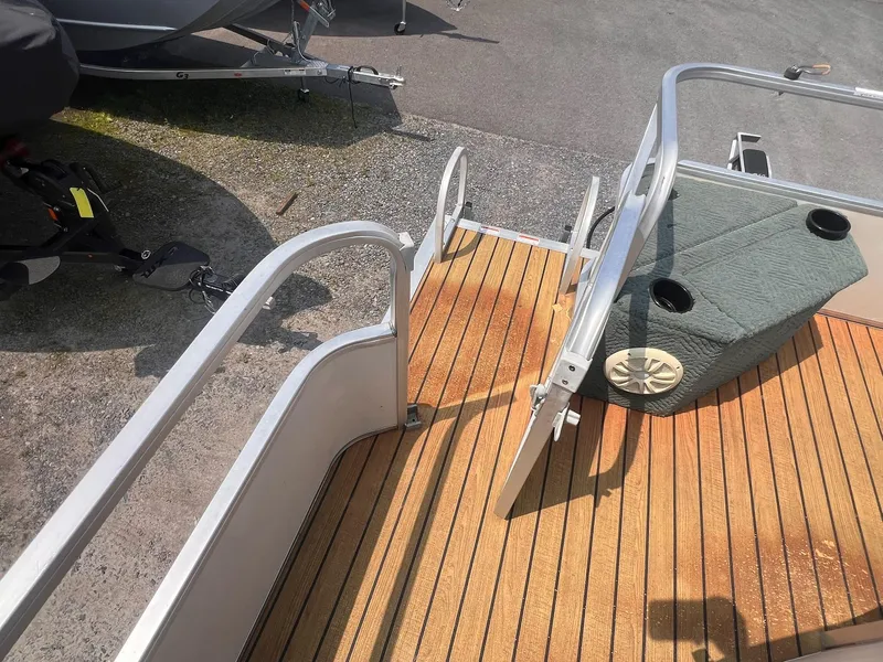 Slide: The Image of Sun Tracker 21 Fishing Barge 2005 - 10