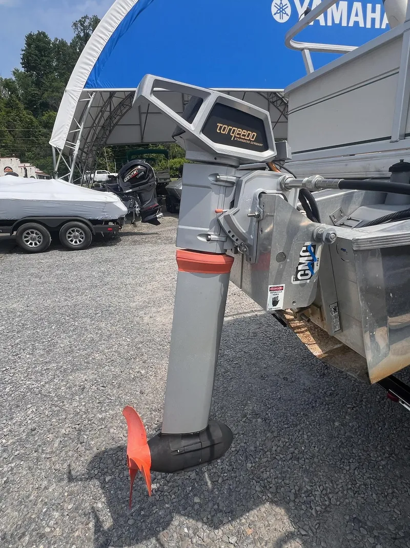 Slide: The Image of Sun Tracker 21 Fishing Barge 2005 - 4