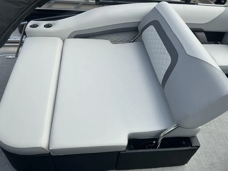 Slide: The Image of Lowe SS210 2025 - 9