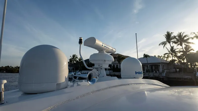 Slide: The Image of Radar equipment on 2008 Savannah 54 yacht with palm trees in the background. - 31