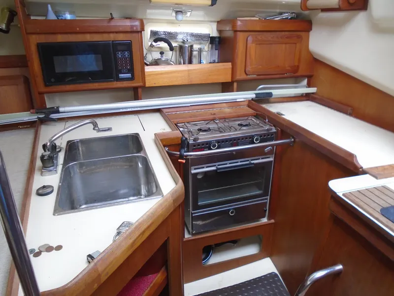 Slide: The Image of Hunter 33.5 1994 - 4