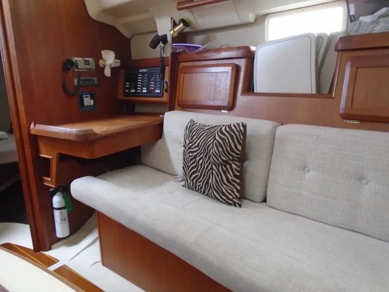 Slide: The Image of Hunter 33.5 1994 - 5