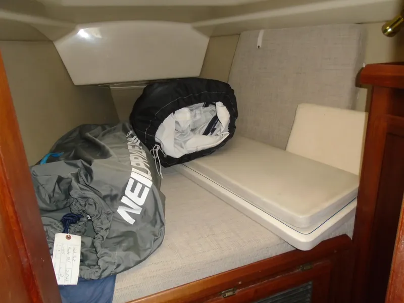 Slide: The Image of Hunter 33.5 1994 - 7