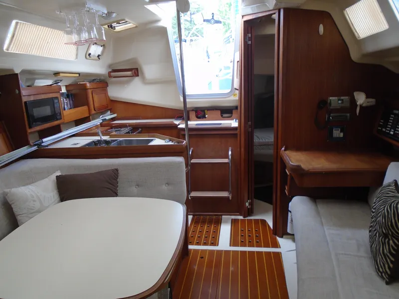 Slide: The Image of Hunter 33.5 1994 - 8