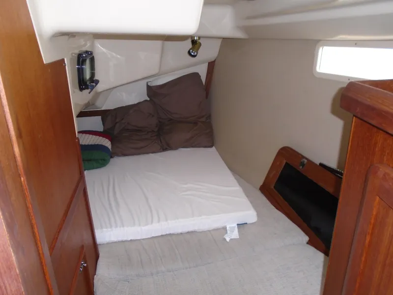 Slide: The Image of Hunter 33.5 1994 - 9