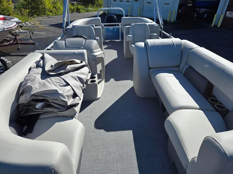 Slide: The Image of Starcraft LX22R 2025 - 7