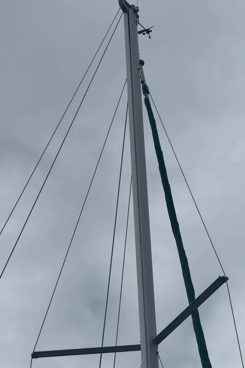 Slide: The Image of Mast and rigging of 2005 Beneteau Oceanis Clipper 373 sailboat against cloudy sky. - 40