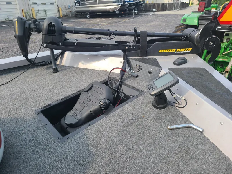 Slide: The Image of 2013 G3 Eagle Talon 17 DLX boat deck with Minn Kota trolling motor and fish finder. - 10