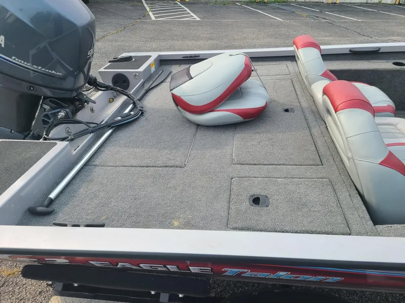 Slide: The Image of 2013 G3 Eagle Talon 17 DLX boat with Yamaha motor and red-gray seating. - 6