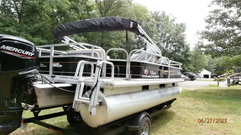 Slide: The Image of Sun Tracker Bass Buggy 2021 - 2