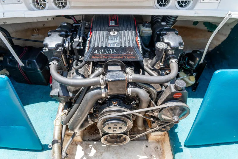 Slide: The Image of Engine of a 1995 Glastron 195 SSV boat, featuring 4.3LX V6 Alpha One. - 27