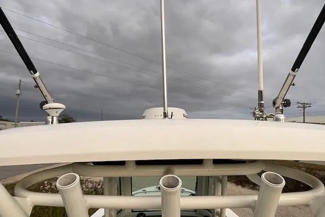 Slide: The Image of Boston Whaler 25' Outrage 2022 boat with overcast sky and fishing rod holders. - 22