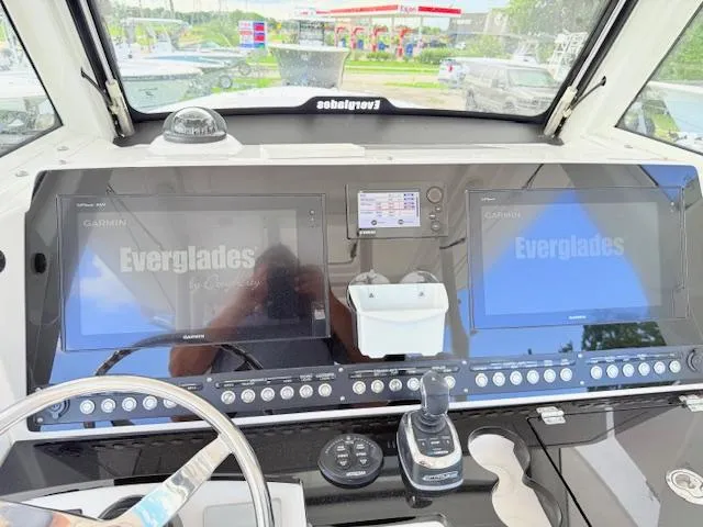 Slide: The Image of Everglades 335 Center Console 2018 - 10