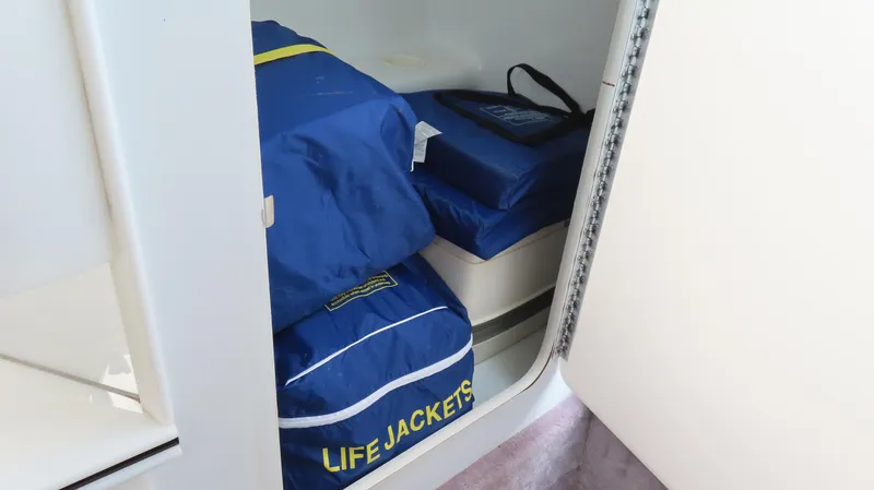 Slide: The Image of Storage compartment with life jackets on a 2000 Formula Fastech boat. - 23