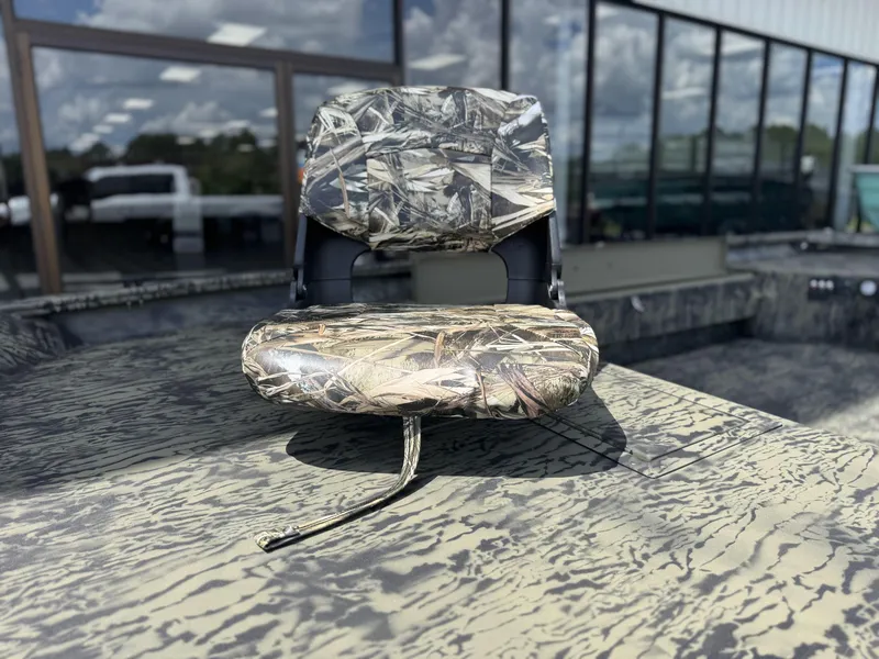 Slide: The Image of 2026 Tracker Grizzly 1654 T Sportsman boat seat with camouflage pattern. - 9