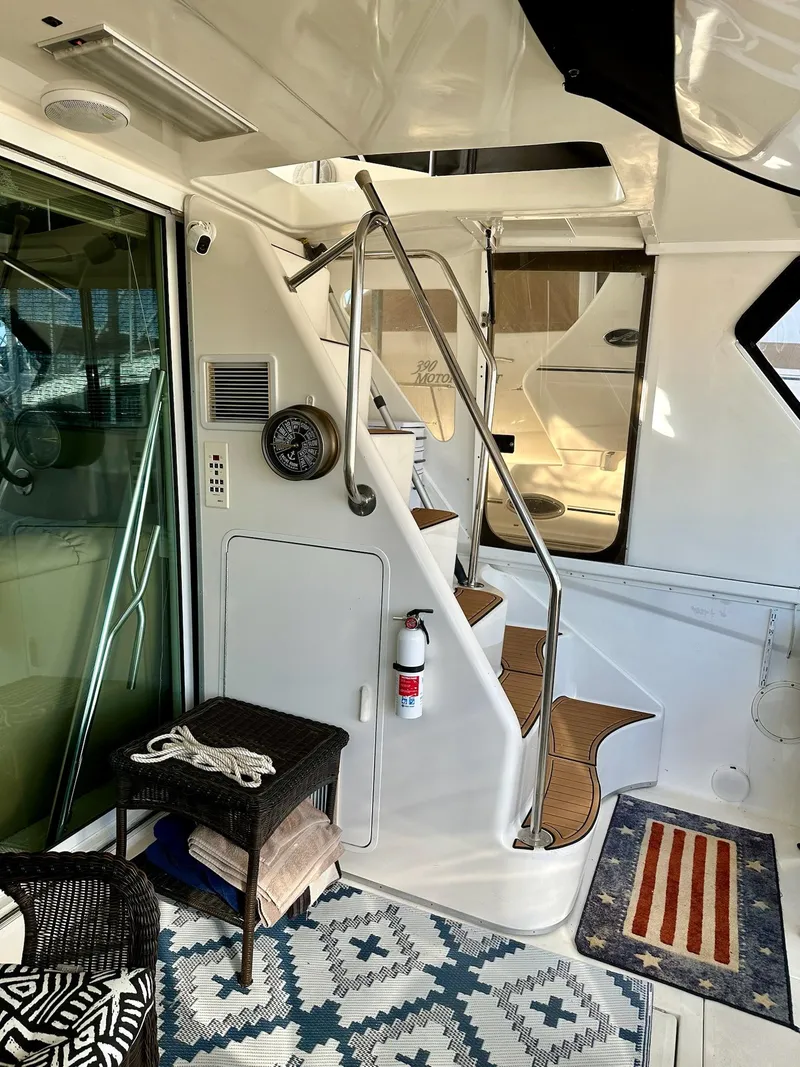 Slide: The Image of Sea Ray 550 Sedan Bridge 1997 - 5