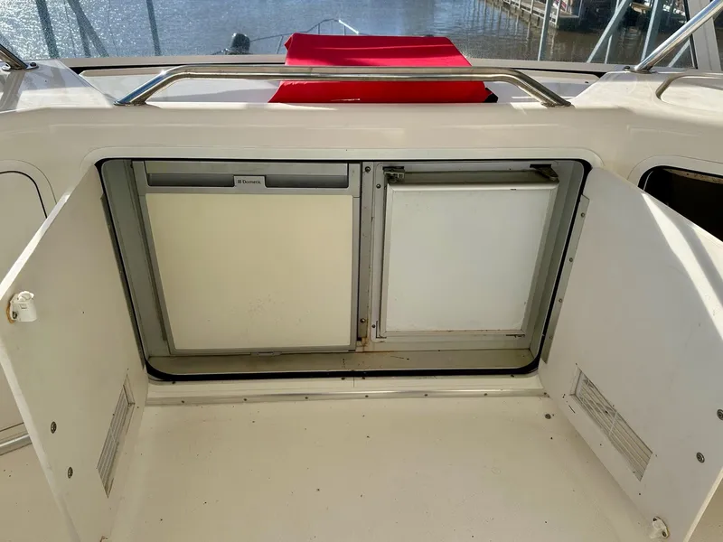 Slide: The Image of Sea Ray 550 Sedan Bridge 1997 - 8