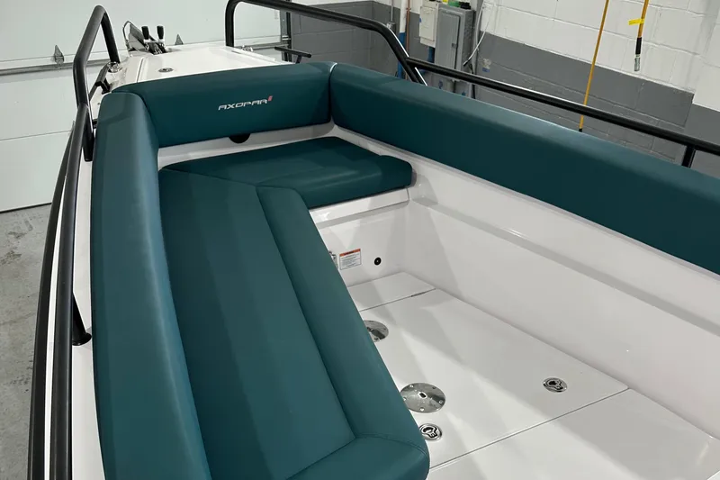 Slide: The Image of Axopar 28 WetBar 2022 - 12