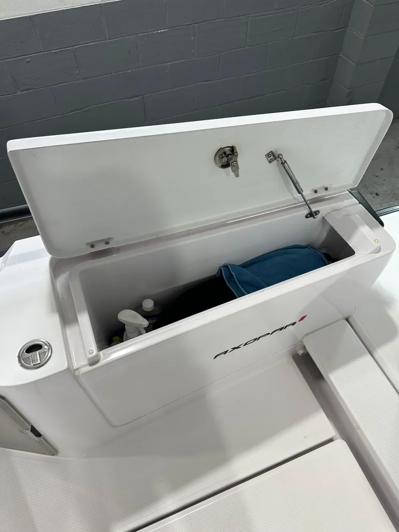 Slide: The Image of Axopar 28 WetBar 2022 - 14