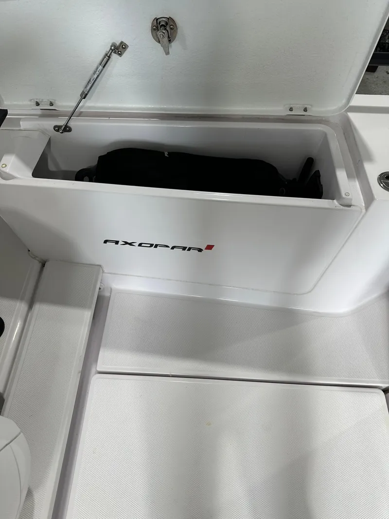 Slide: The Image of Axopar 28 WetBar 2022 - 15