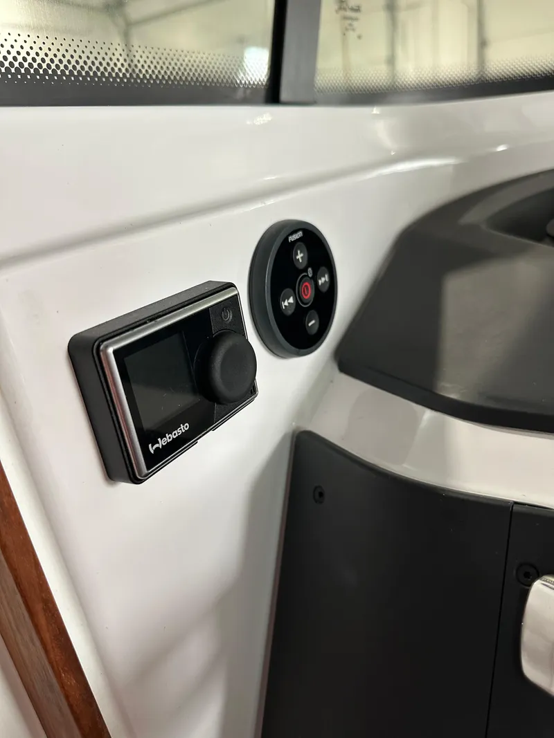 Slide: The Image of Axopar 28 WetBar 2022 - 16