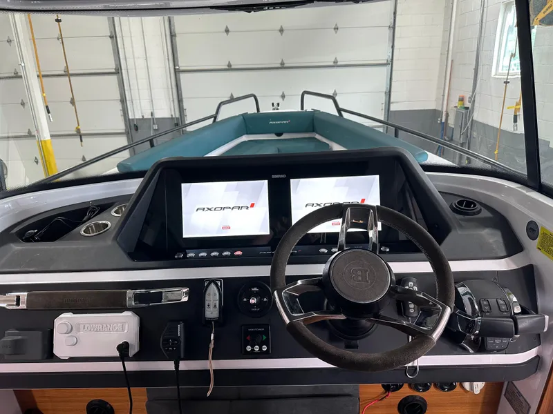 Slide: The Image of Axopar 28 WetBar 2022 - 4