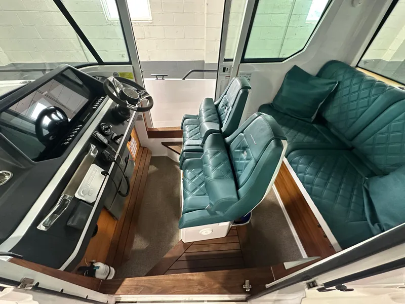 Slide: The Image of Axopar 28 WetBar 2022 - 5