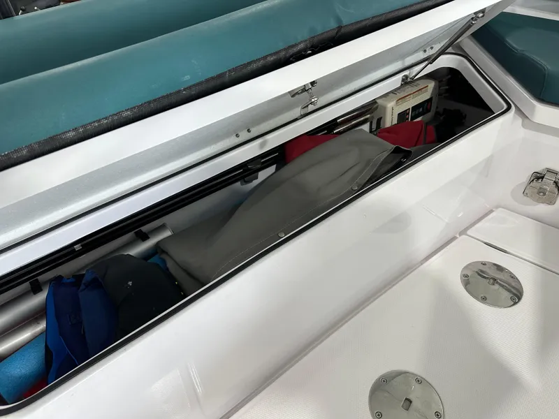 Slide: The Image of Axopar 28 WetBar 2022 - 9