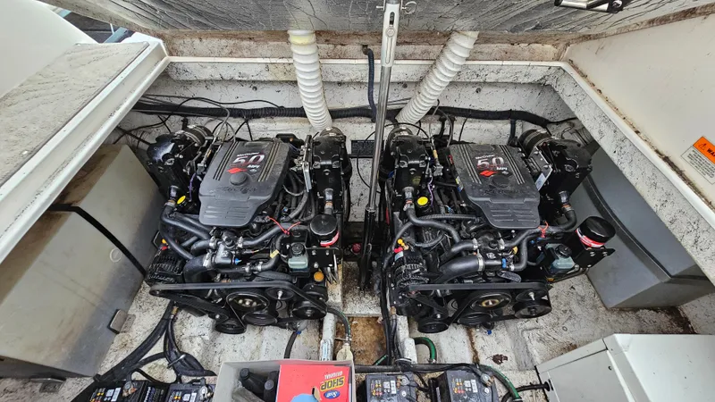 Slide: The Image of Rinker 320 Express Cruiser 2006 - 25