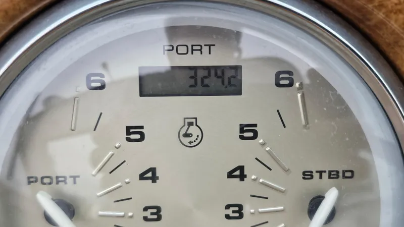 Slide: The Image of Rinker 320 Express Cruiser 2006 - 26