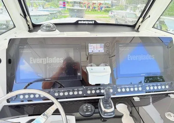 Slide: The Image of Everglades 335 Center Console 2018 - 10