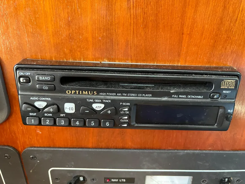 Slide: The Image of Optimus stereo CD player on 1998 Beneteau 321 yacht, featuring AM/FM radio controls. - 21