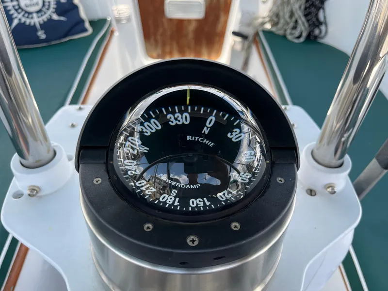 Slide: The Image of Compass on 1998 Beneteau 321 sailboat, showing navigation details. - 5