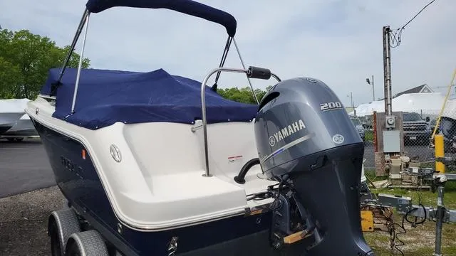 Slide: The Image of Robalo R227 2018 - 3