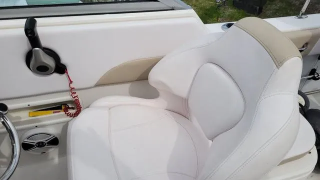 Slide: The Image of Robalo R227 2018 - 5