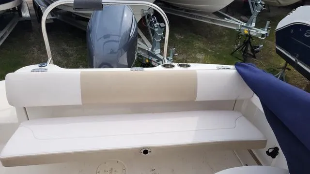 Slide: The Image of Robalo R227 2018 - 8