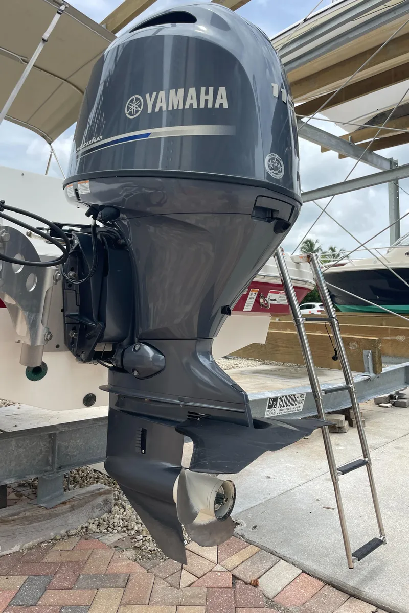Slide: The Image of Outboard motor on 2021 Hurricane SunDeck Sport 185 OB boat, featuring Yamaha branding. - 31