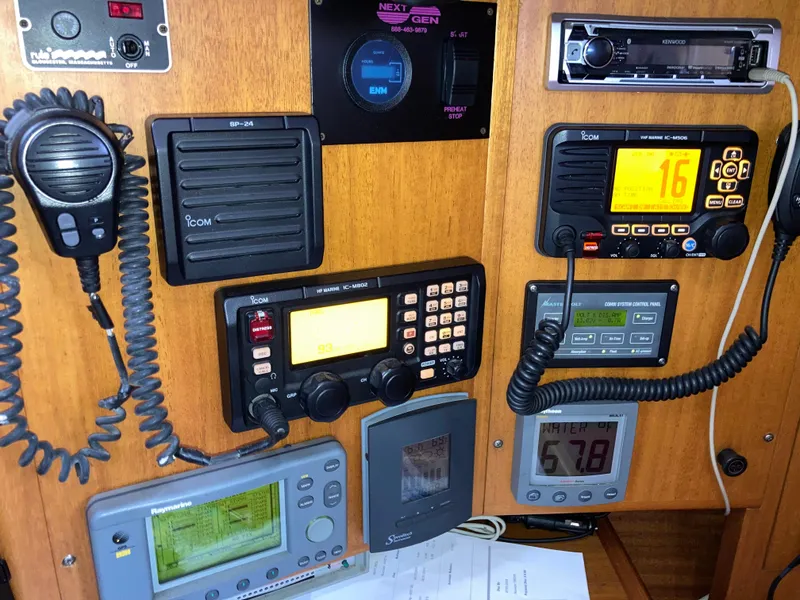 Slide: The Image of Boat navigation and communication equipment on a Malo 43, 2001 model. - 19