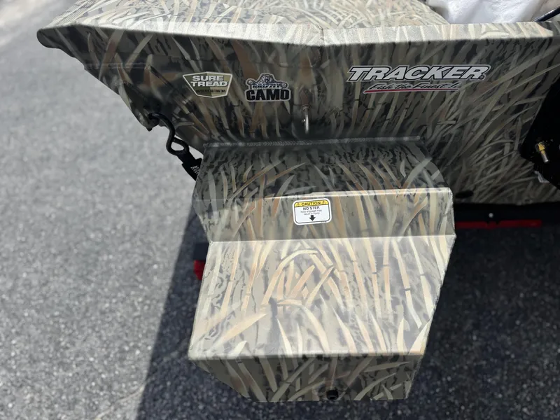 Slide: The Image of Tracker Grizzly 1860 CC 2026 - 15