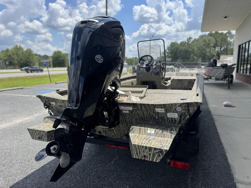 Slide: The Image of Tracker Grizzly 1860 CC 2026 - 3