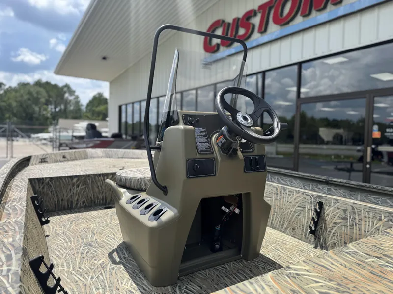 Slide: The Image of Tracker Grizzly 1860 CC 2026 - 4