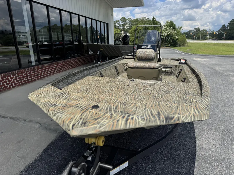 Slide: The Image of Tracker Grizzly 1860 CC 2026 - 6