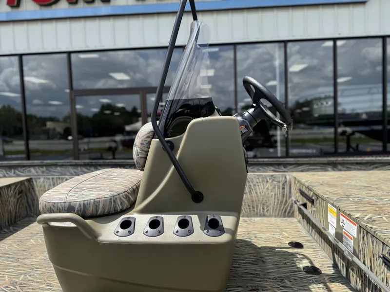 Slide: The Image of Tracker Grizzly 1860 CC 2026 - 8