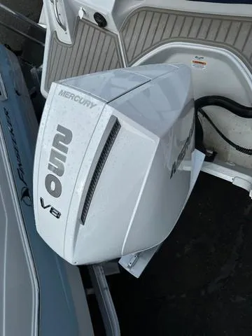 Slide: The Image of Crownline Boats 250 XSS 2024 - 5