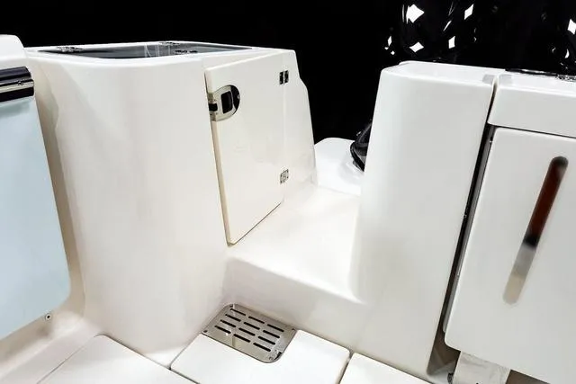 Slide: The Image of Robalo R360 Center Console 2025 - 17